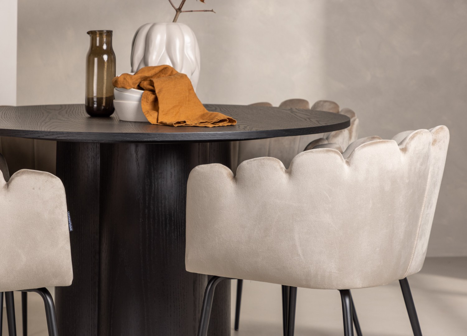 Table ronde Olivia et 4 chaises Limhamn présentées dans un intérieur contemporain
