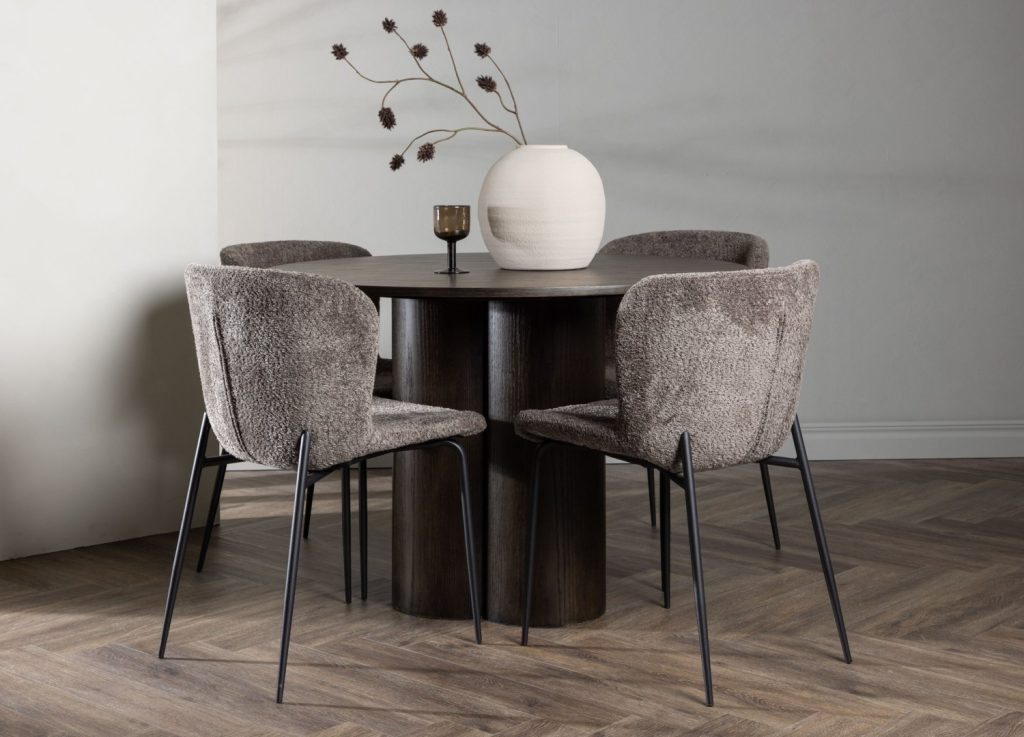 Ensemble table à manger ronde Olivia avec 4 chaises Modesto dans une salle à manger