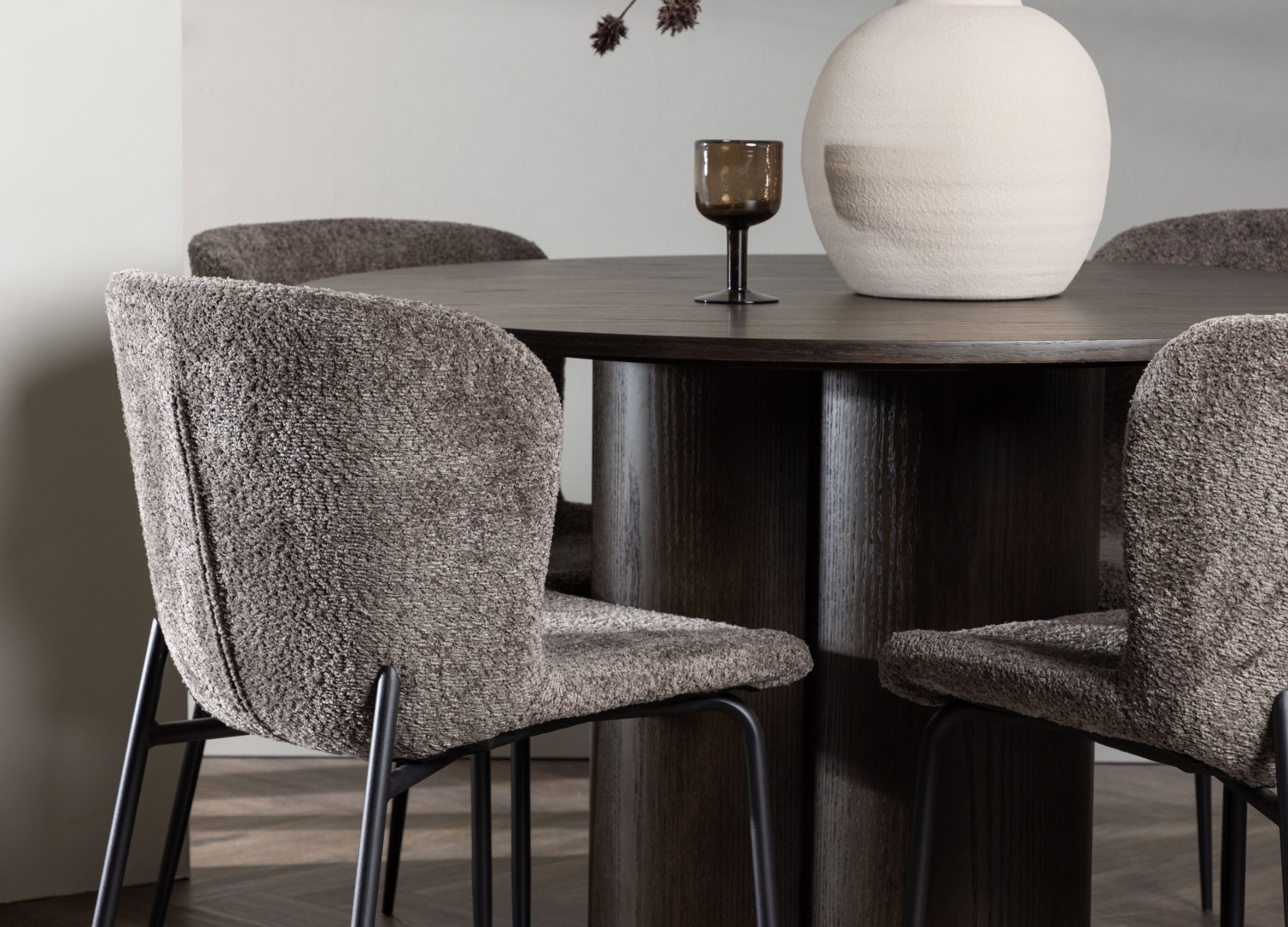 Table ronde Olivia et 4 chaises Modesto présentées dans un intérieur contemporain