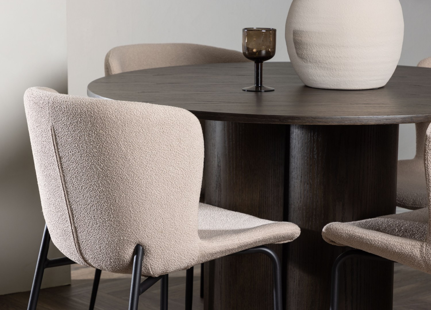 Table ronde Olivia et 4 chaises Modesto présentées dans un intérieur contemporain