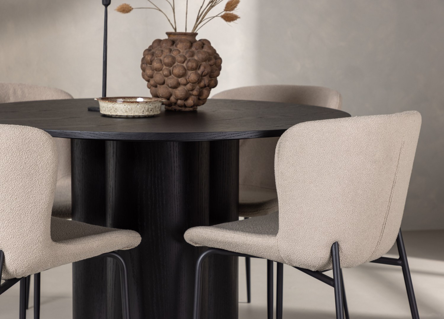 Table ronde Olivia et 4 chaises Modesto présentées dans un intérieur contemporain