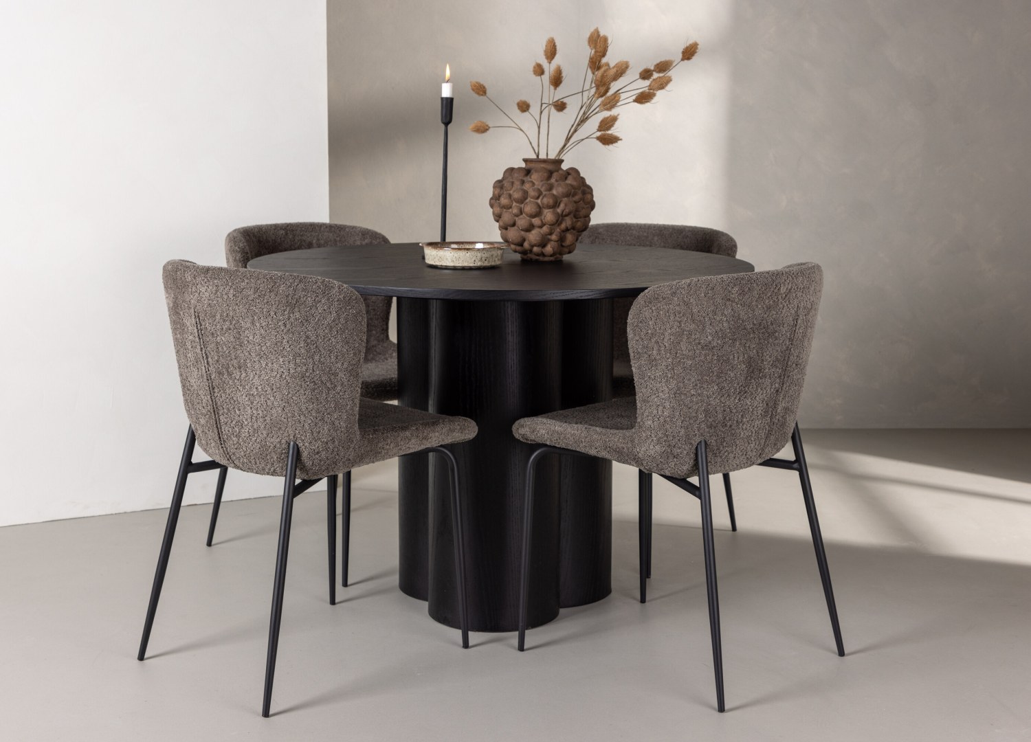 Ensemble table à manger ronde Olivia avec 4 chaises Modesto dans une salle à manger