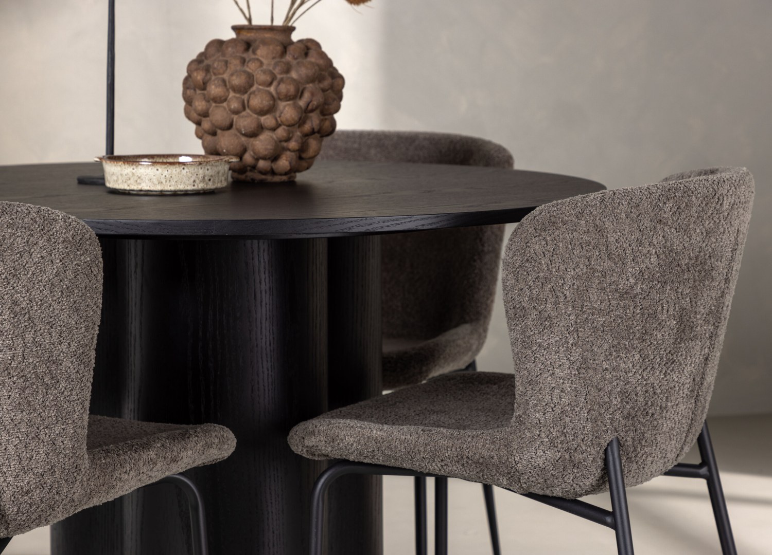 Table ronde Olivia et 4 chaises Modesto présentées dans un intérieur contemporain