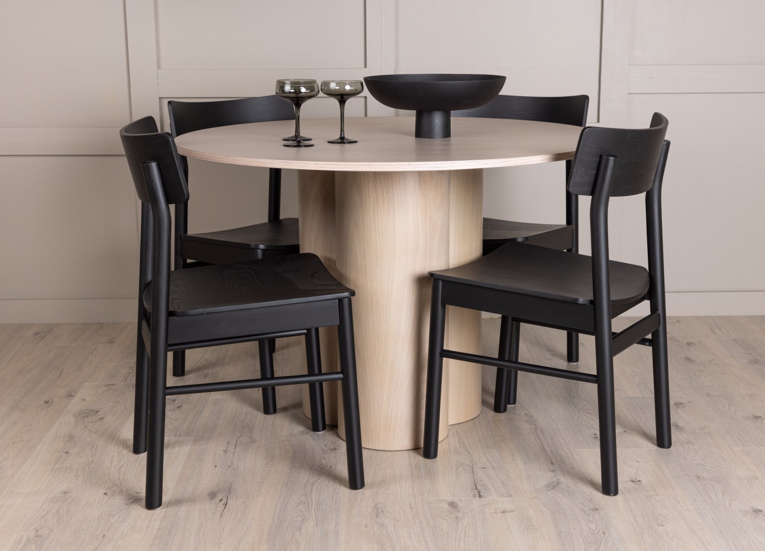 Ensemble table à manger ronde Olivia avec 4 chaises Montros dans une salle à manger