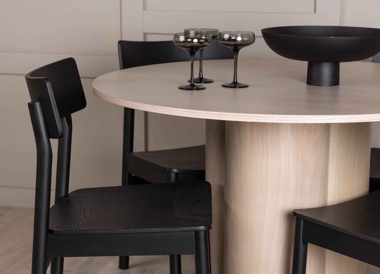 Table ronde Olivia et 4 chaises Montros présentées dans un intérieur contemporain
