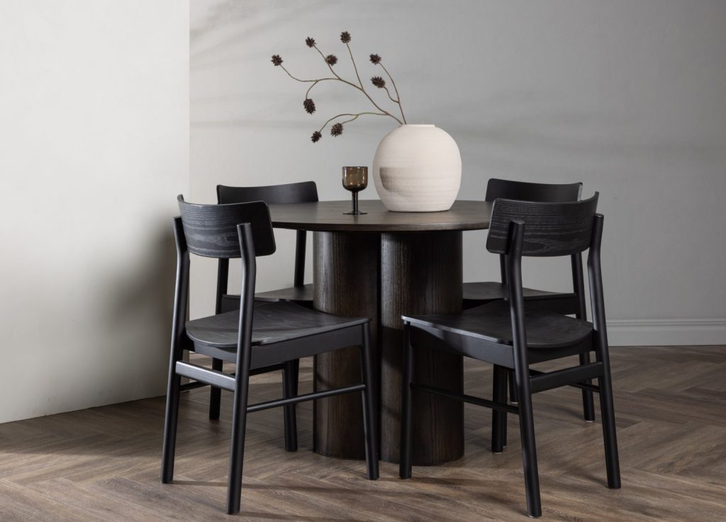Ensemble table à manger ronde Olivia avec 4 chaises Montros dans une salle à manger