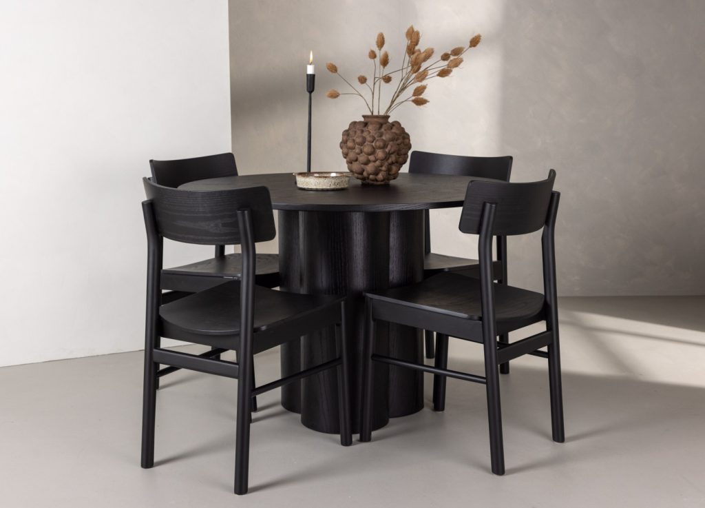 Ensemble table à manger ronde Olivia avec 4 chaises Montros dans une salle à manger