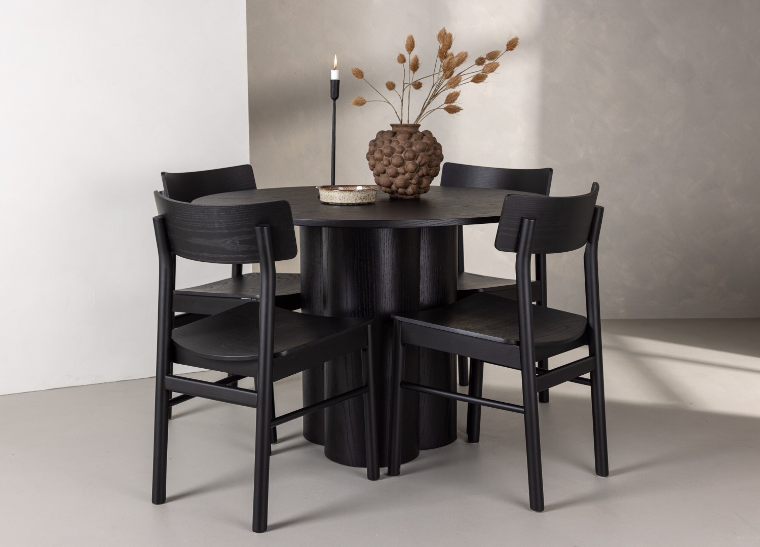 Ensemble table à manger ronde Olivia avec 4 chaises Montros dans une salle à manger