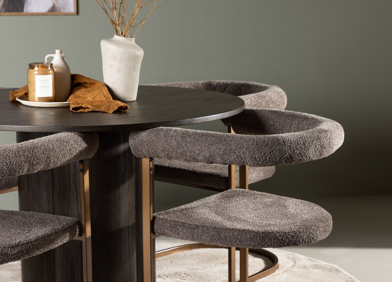 Table ronde Olivia et 4 chaises Morning présentées dans un intérieur contemporain