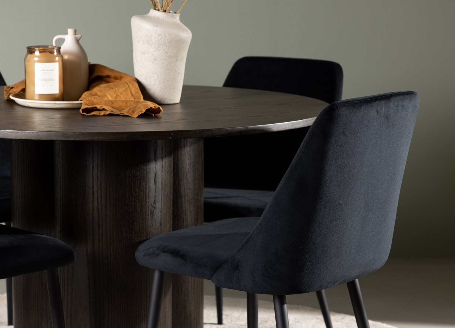 Table ronde Olivia et 4 chaises Night présentées dans un intérieur contemporain