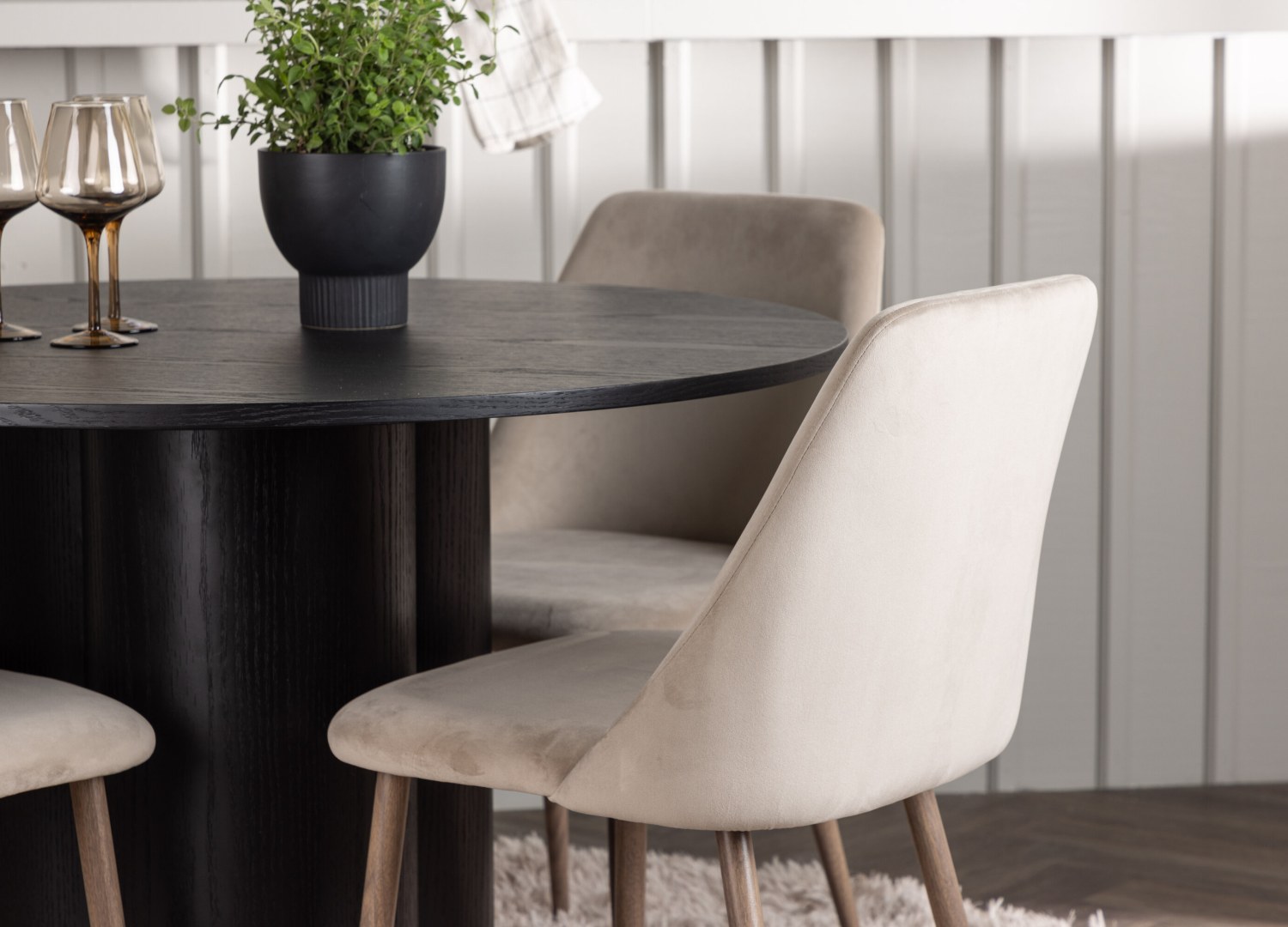 Table ronde Olivia et 4 chaises Night présentées dans un intérieur contemporain