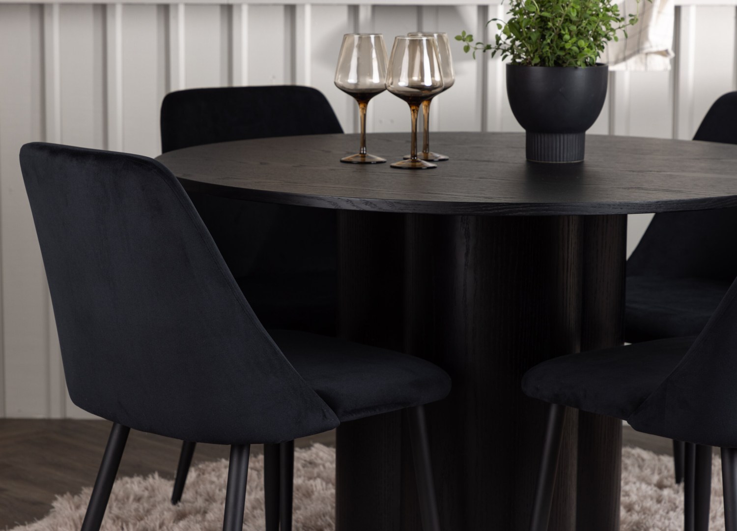Table ronde Olivia et 4 chaises Night présentées dans un intérieur contemporain