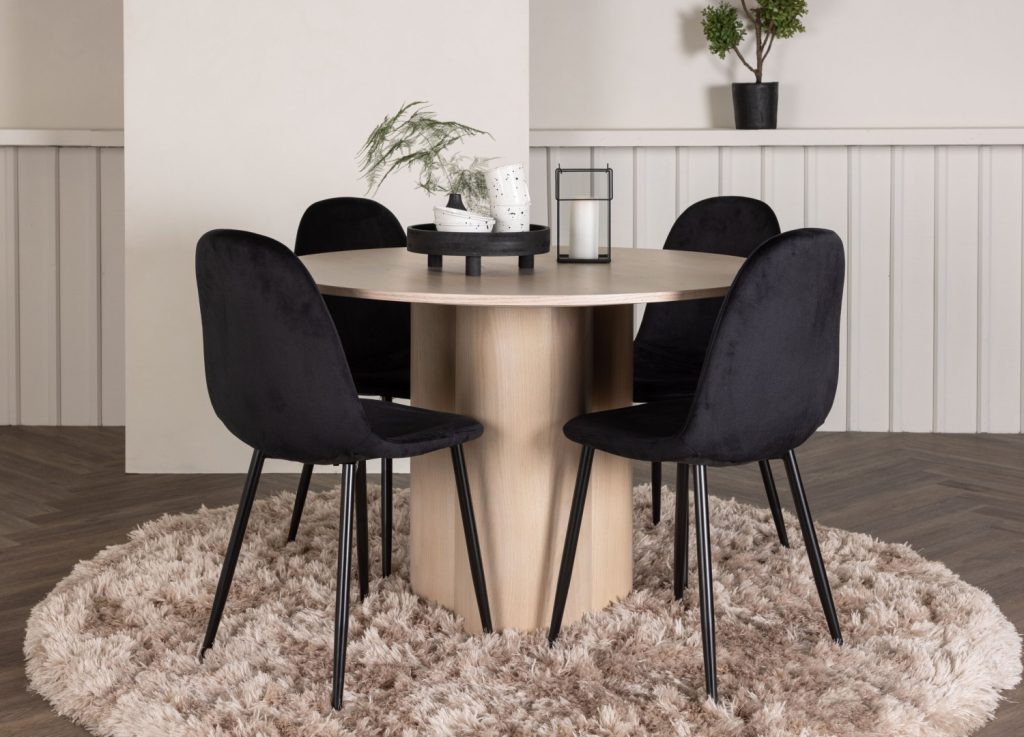 Ensemble table à manger ronde Olivia avec 4 chaises Polar dans une salle à manger