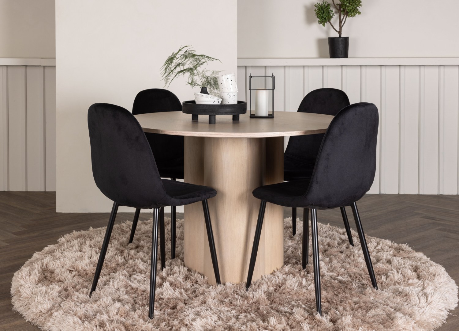 Ensemble table à manger ronde Olivia avec 4 chaises Polar dans une salle à manger