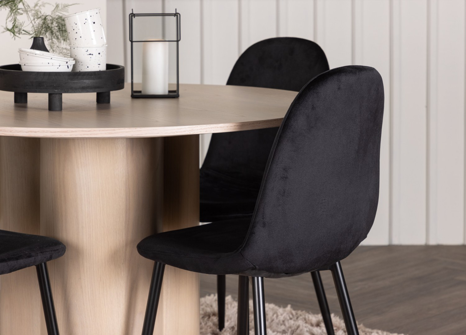 Table ronde Olivia et 4 chaises Polar présentées dans un intérieur contemporain