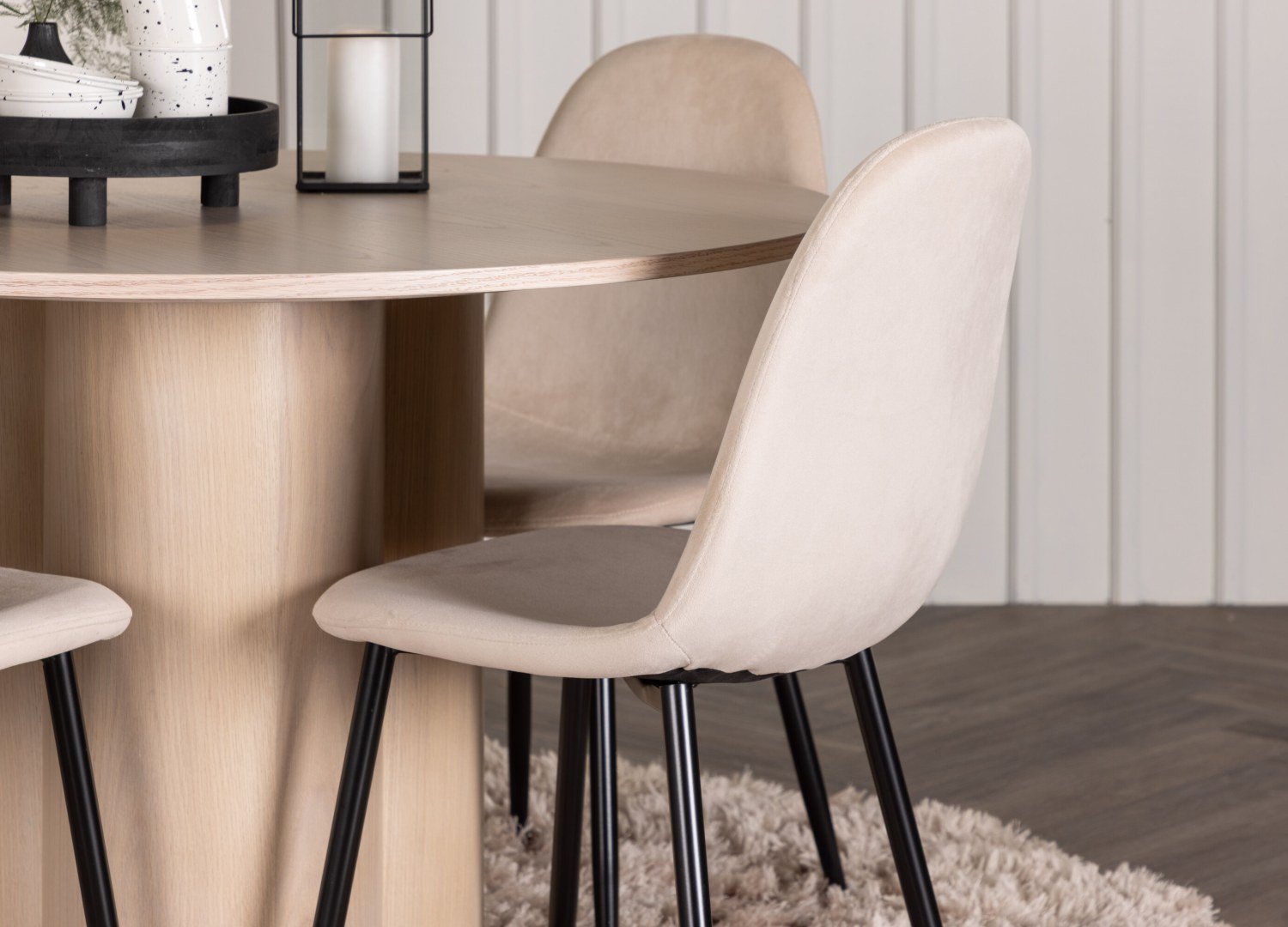 Table ronde Olivia et 4 chaises Polar présentées dans un intérieur contemporain