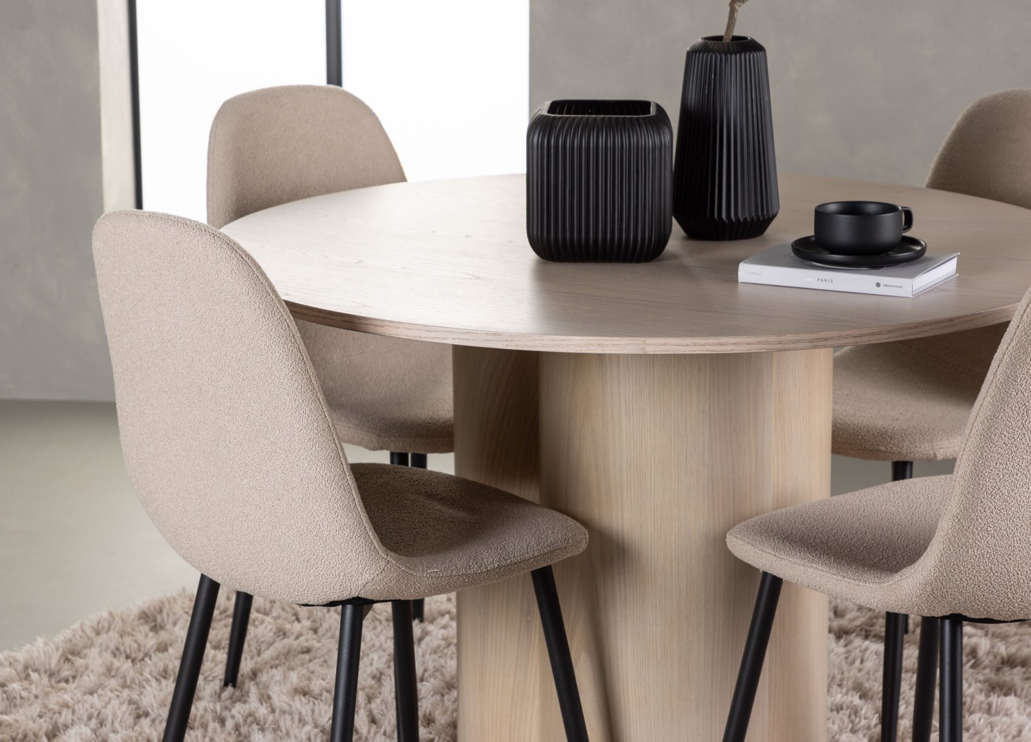 Table ronde Olivia et 4 chaises Polar présentées dans un intérieur contemporain