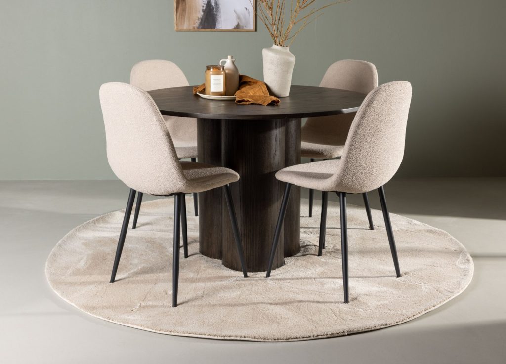 Ensemble table à manger ronde Olivia avec 4 chaises Polar dans une salle à manger