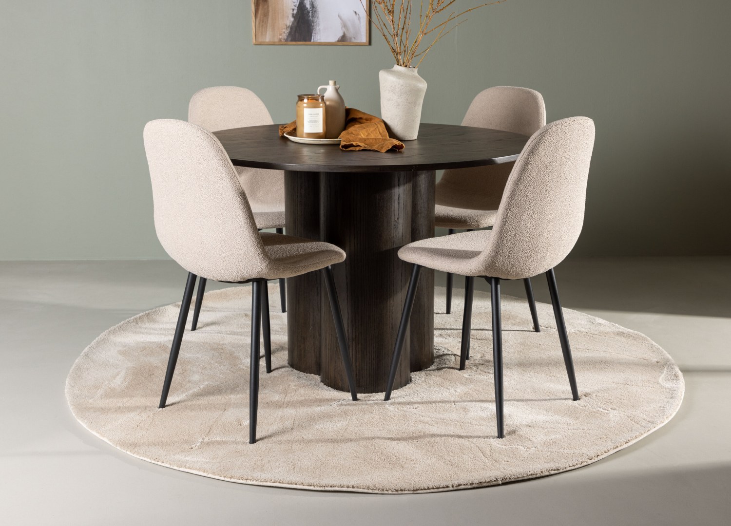 Ensemble table à manger ronde Olivia avec 4 chaises Polar dans une salle à manger