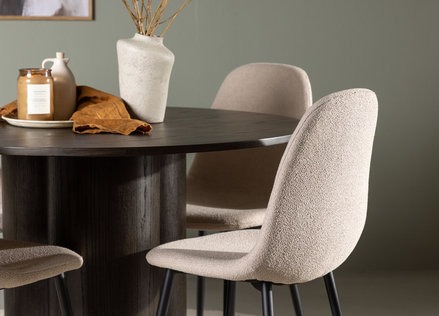 Table ronde Olivia et 4 chaises Polar présentées dans un intérieur contemporain
