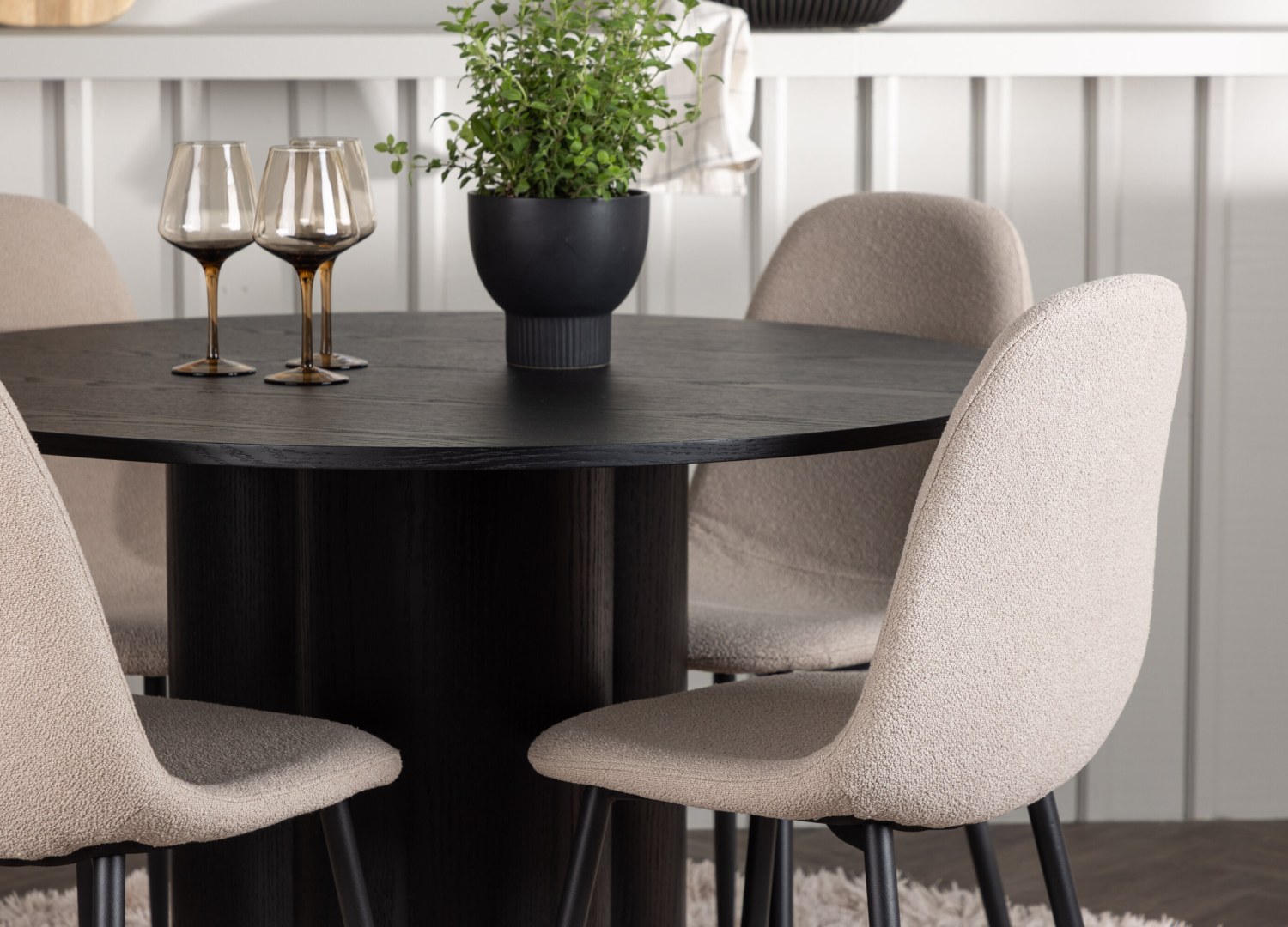 Table ronde Olivia et 4 chaises Polar présentées dans un intérieur contemporain