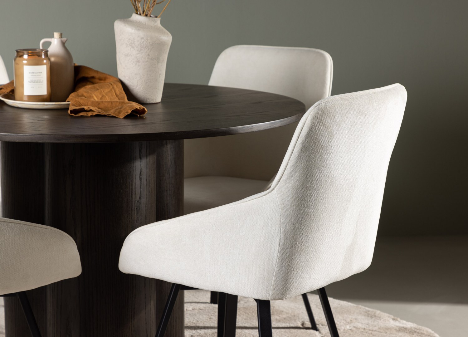 Table ronde Olivia et 4 chaises Rosie présentées dans un intérieur contemporain