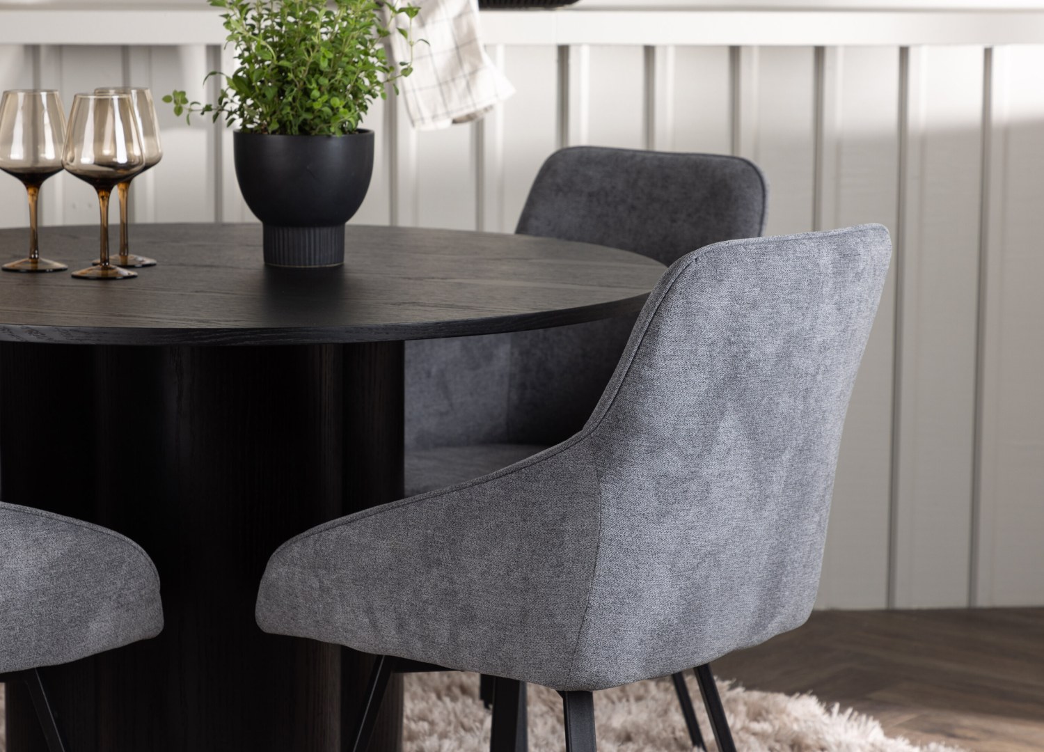 Table ronde Olivia et 4 chaises Rosie présentées dans un intérieur contemporain