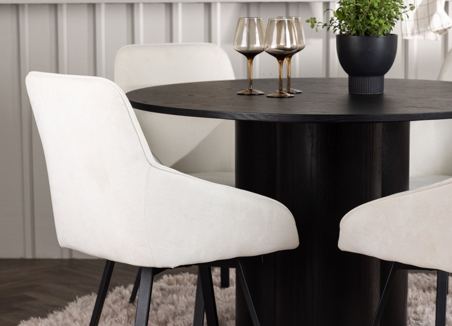 Table ronde Olivia et 4 chaises Rosie présentées dans un intérieur contemporain
