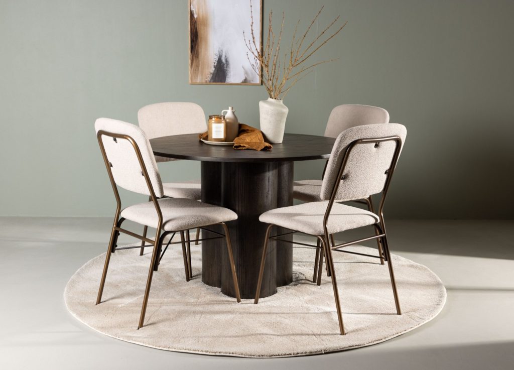 Ensemble table à manger ronde Olivia avec 4 chaises Seda dans une salle à manger
