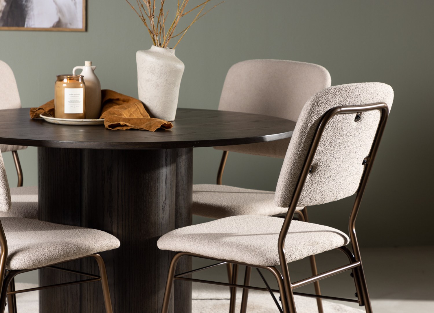 Table ronde Olivia et 4 chaises Seda présentées dans un intérieur contemporain