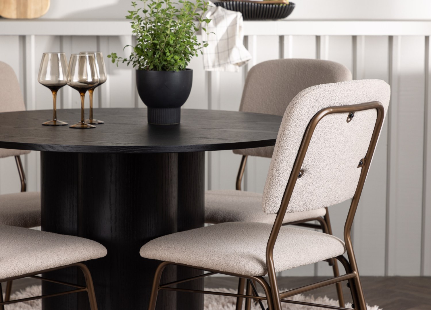 Table ronde Olivia et 4 chaises Seda présentées dans un intérieur contemporain