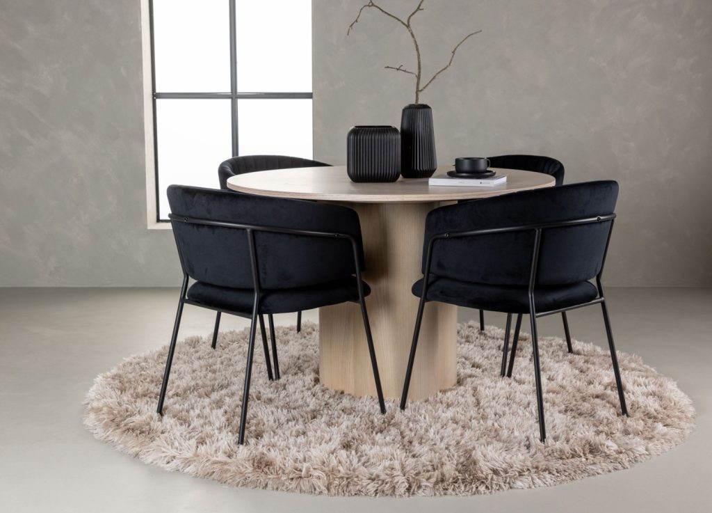 Ensemble table à manger ronde Olivia avec 4 chaises Selma dans une salle à manger