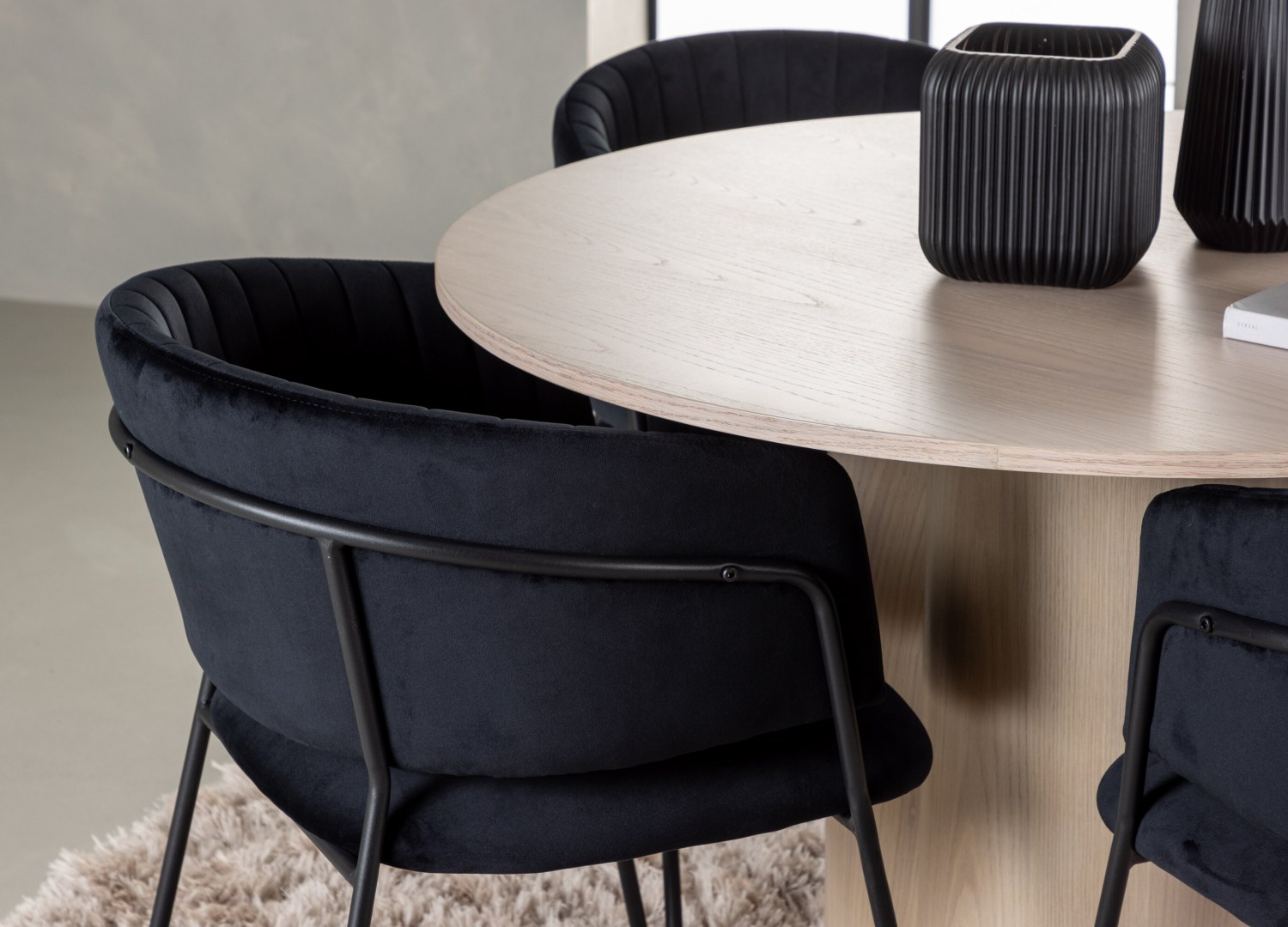 Table ronde Olivia et 4 chaises Selma présentées dans un intérieur contemporain