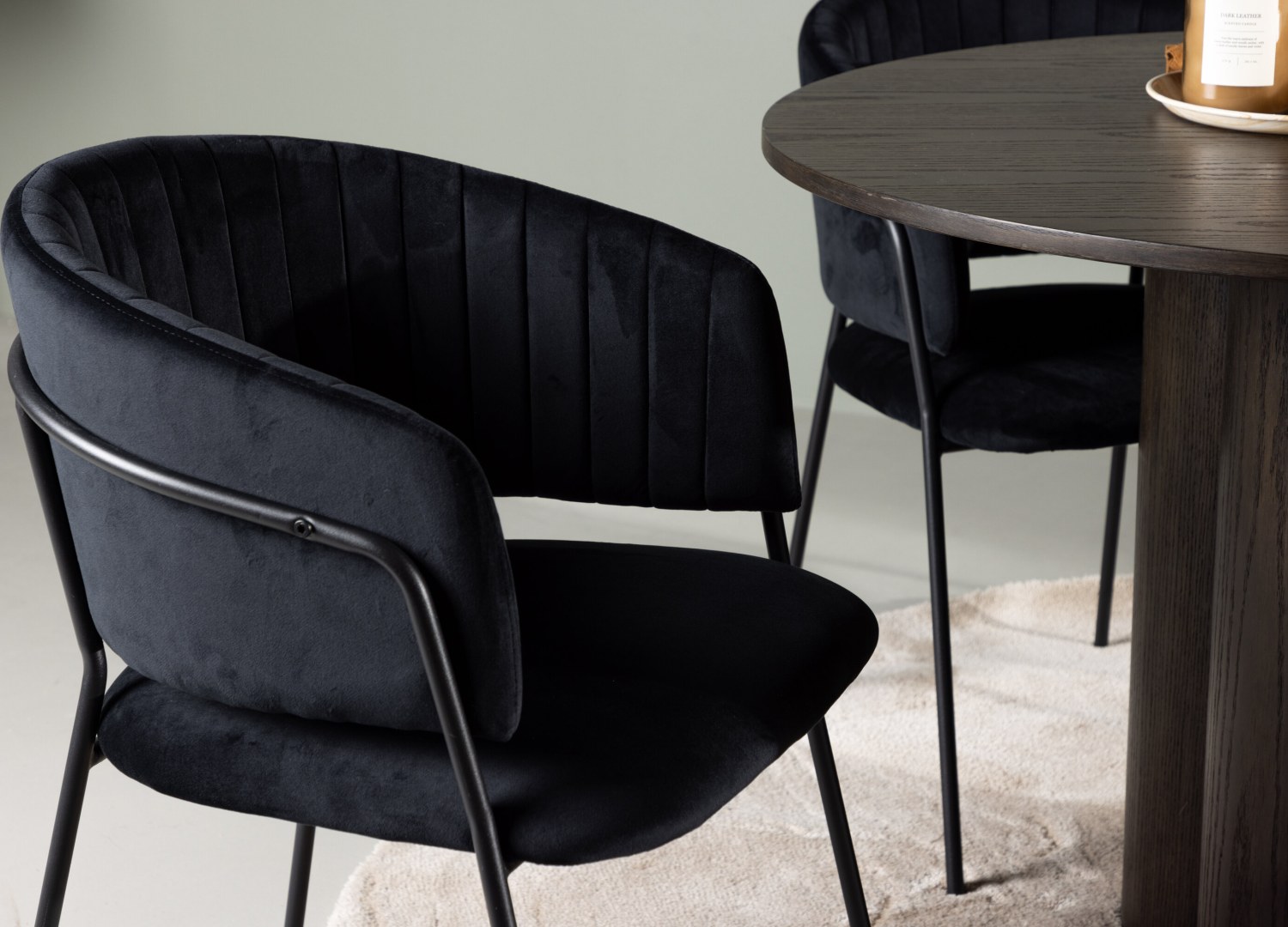 Table ronde Olivia et 4 chaises Selma présentées dans un intérieur contemporain