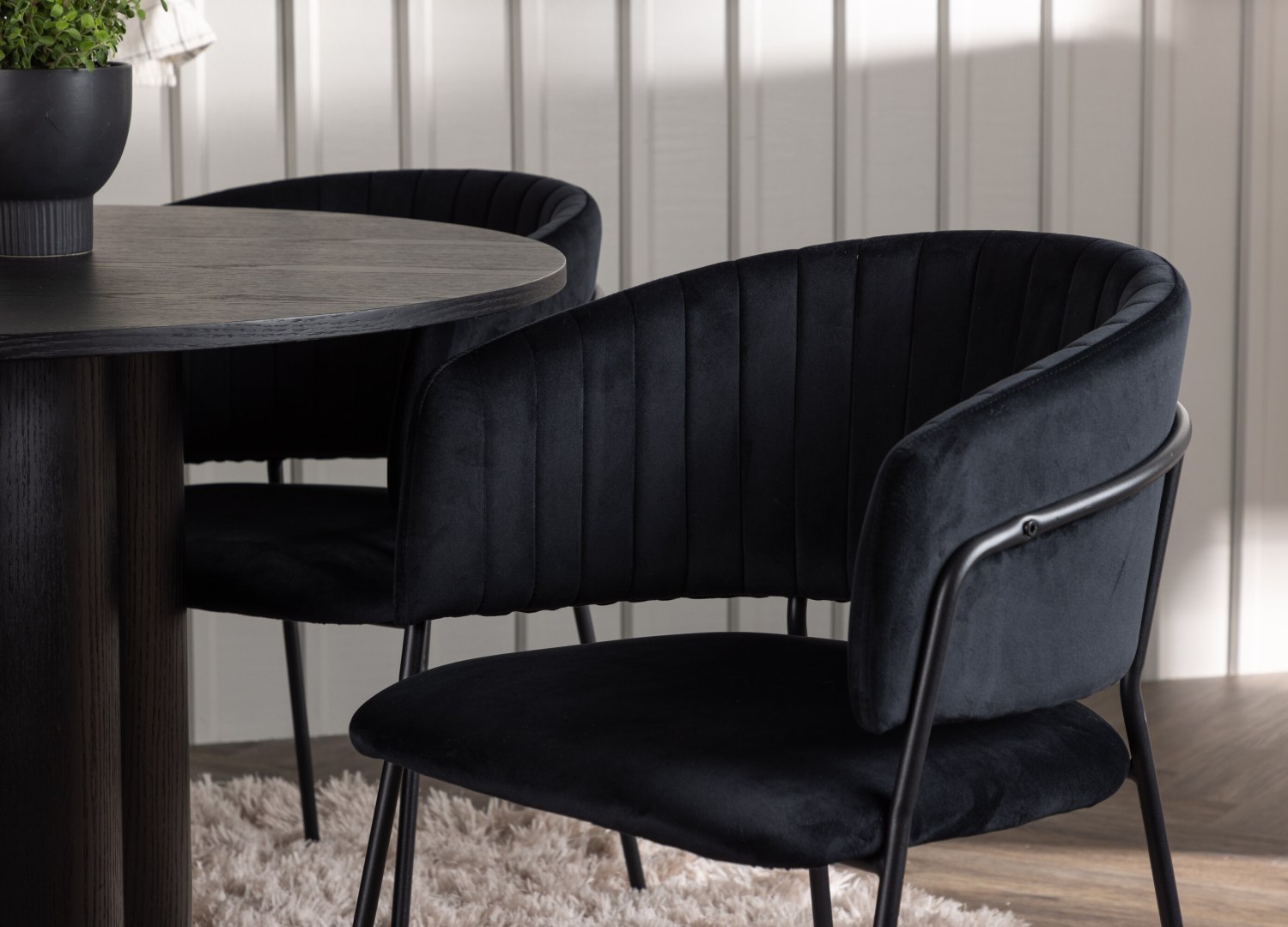 Table ronde Olivia et 4 chaises Selma présentées dans un intérieur contemporain