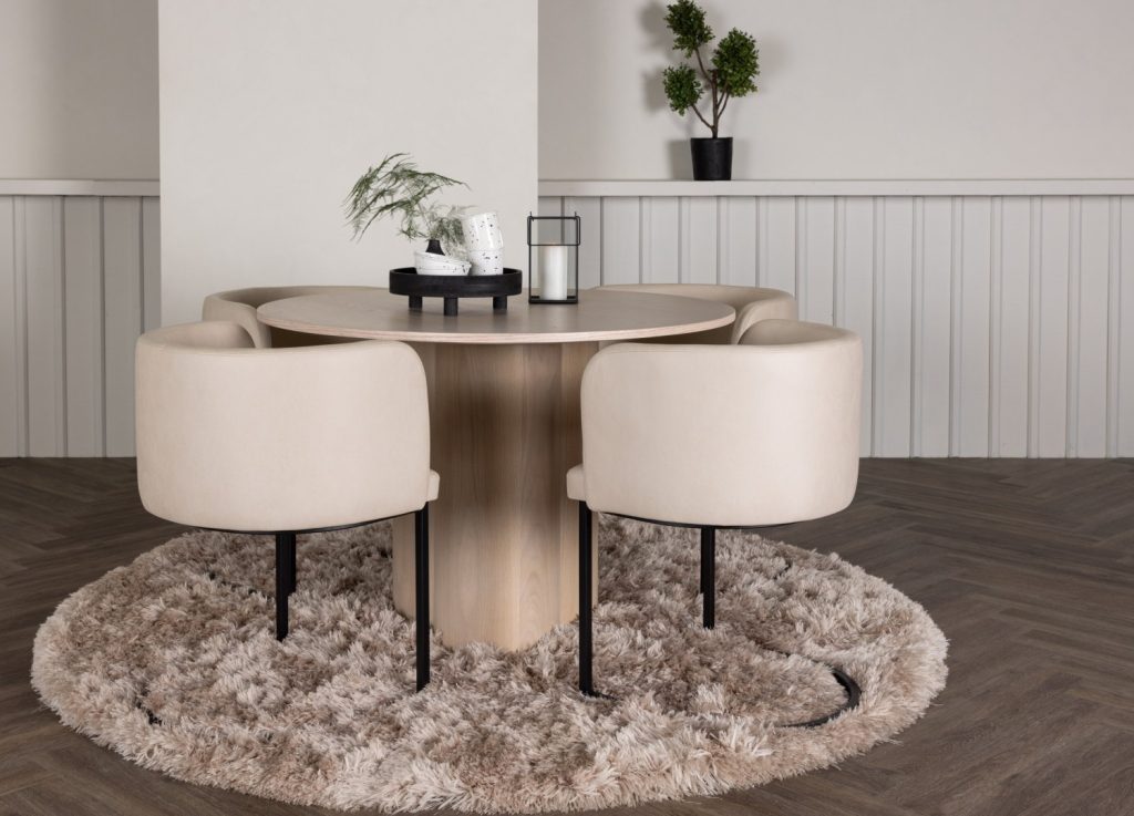 Ensemble table à manger ronde Olivia avec 4 chaises Simrishamn dans une salle à manger