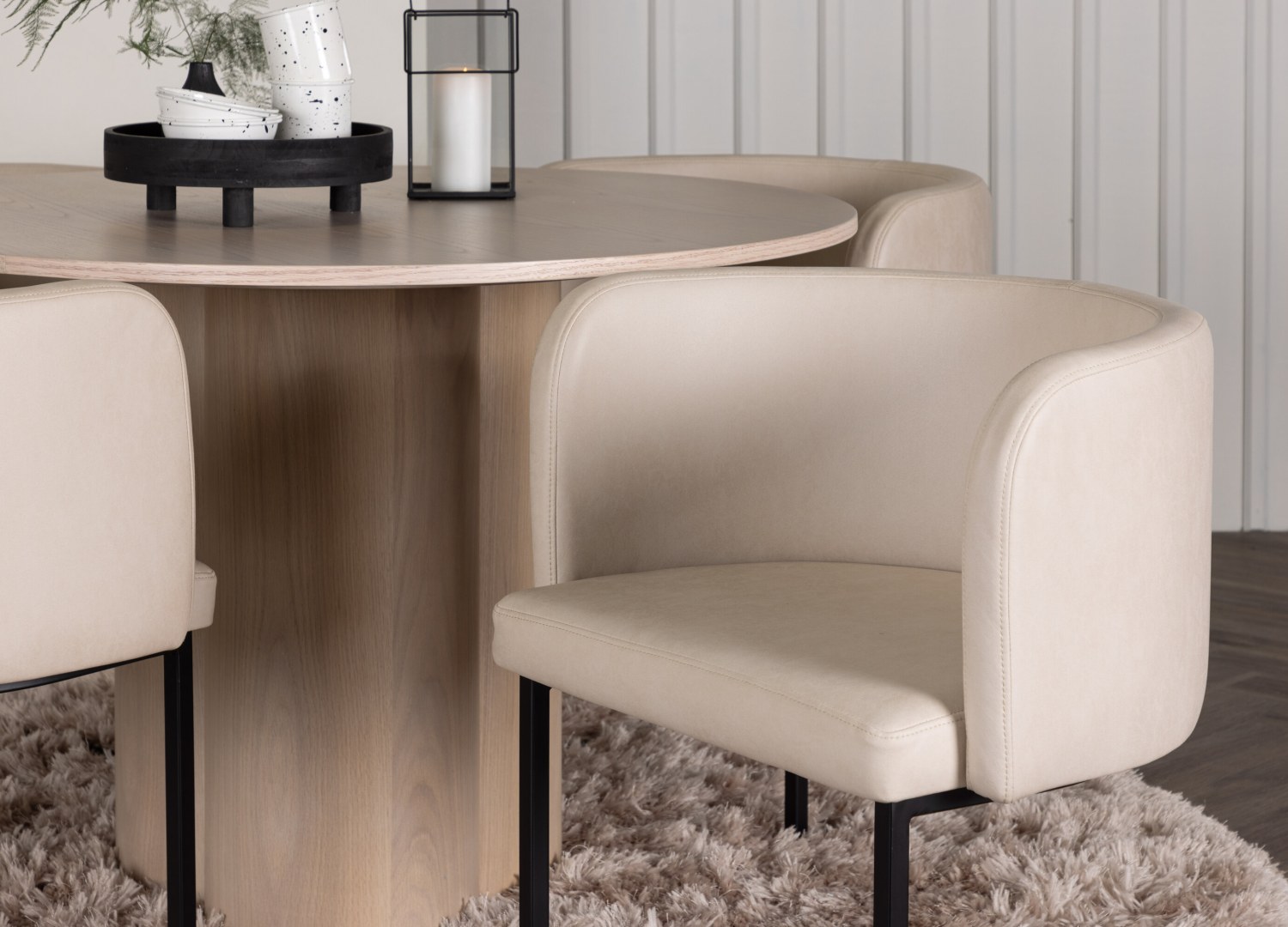 Table ronde Olivia et 4 chaises Simrishamn présentées dans un intérieur contemporain
