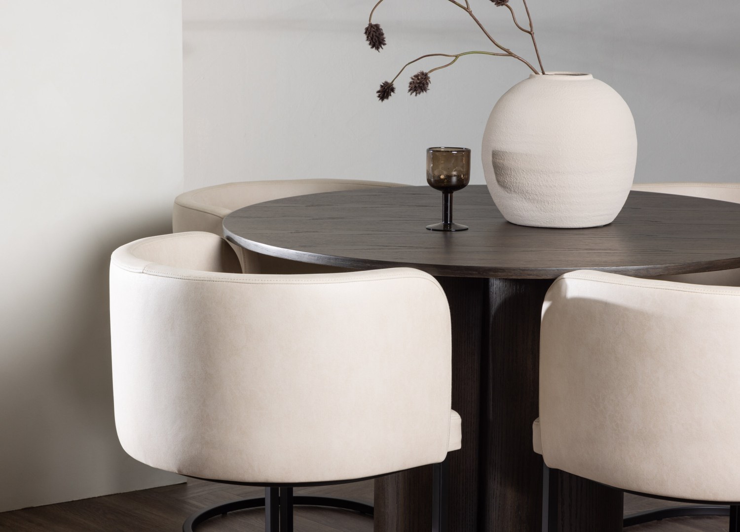 Table ronde Olivia et 4 chaises Simrishamn présentées dans un intérieur contemporain