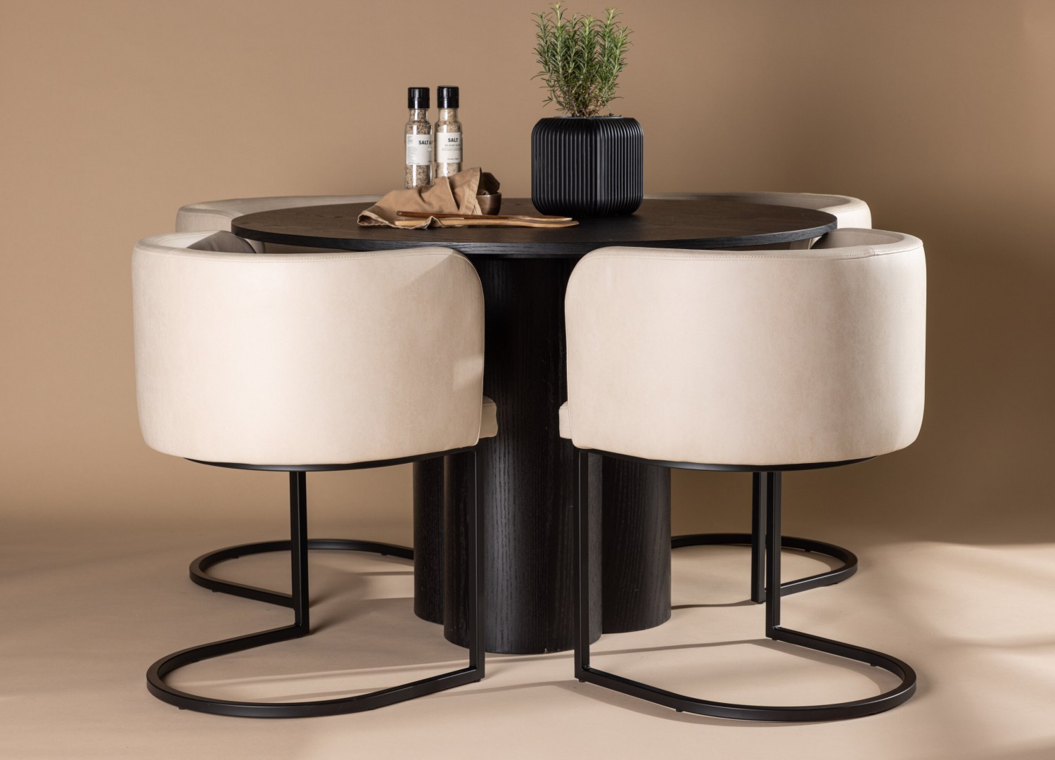 Ensemble table à manger ronde Olivia avec 4 chaises Simrishamn dans une salle à manger