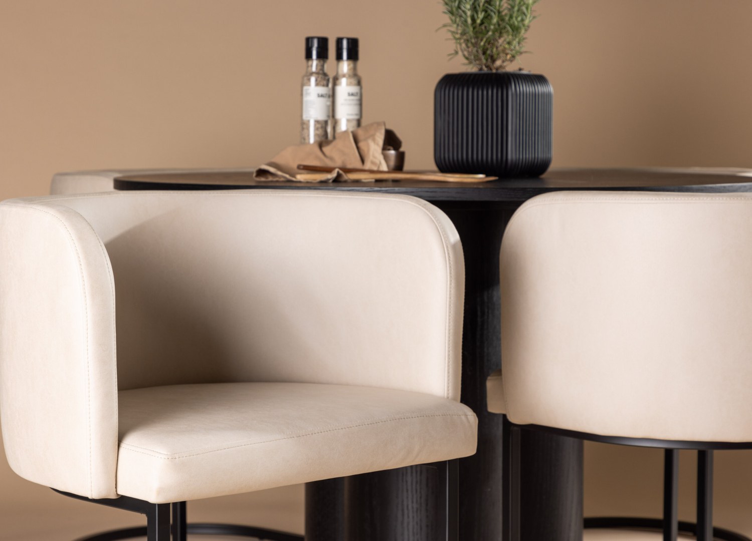 Table ronde Olivia et 4 chaises Simrishamn présentées dans un intérieur contemporain