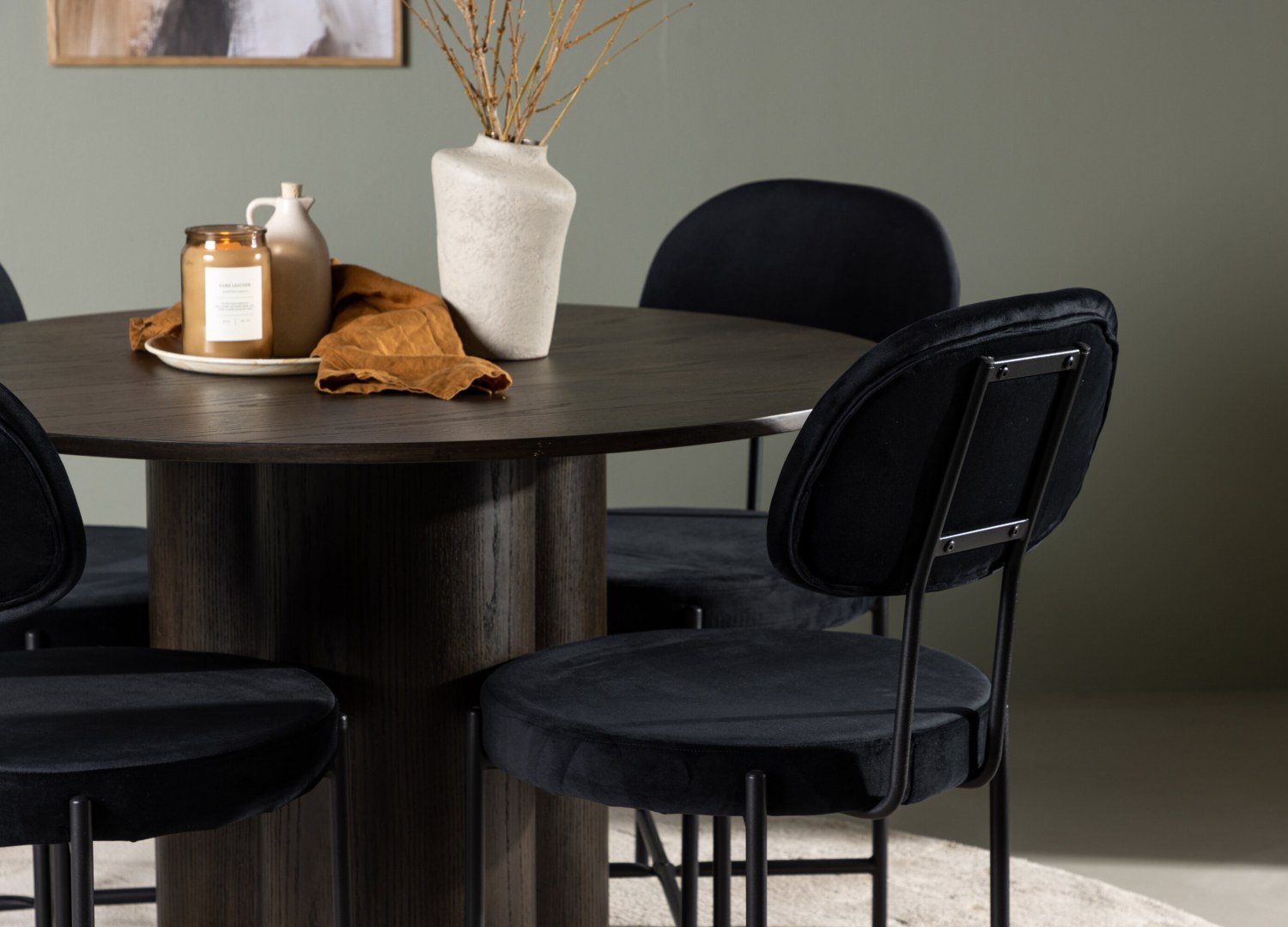 Table ronde Olivia et 4 chaises Stella présentées dans un intérieur contemporain