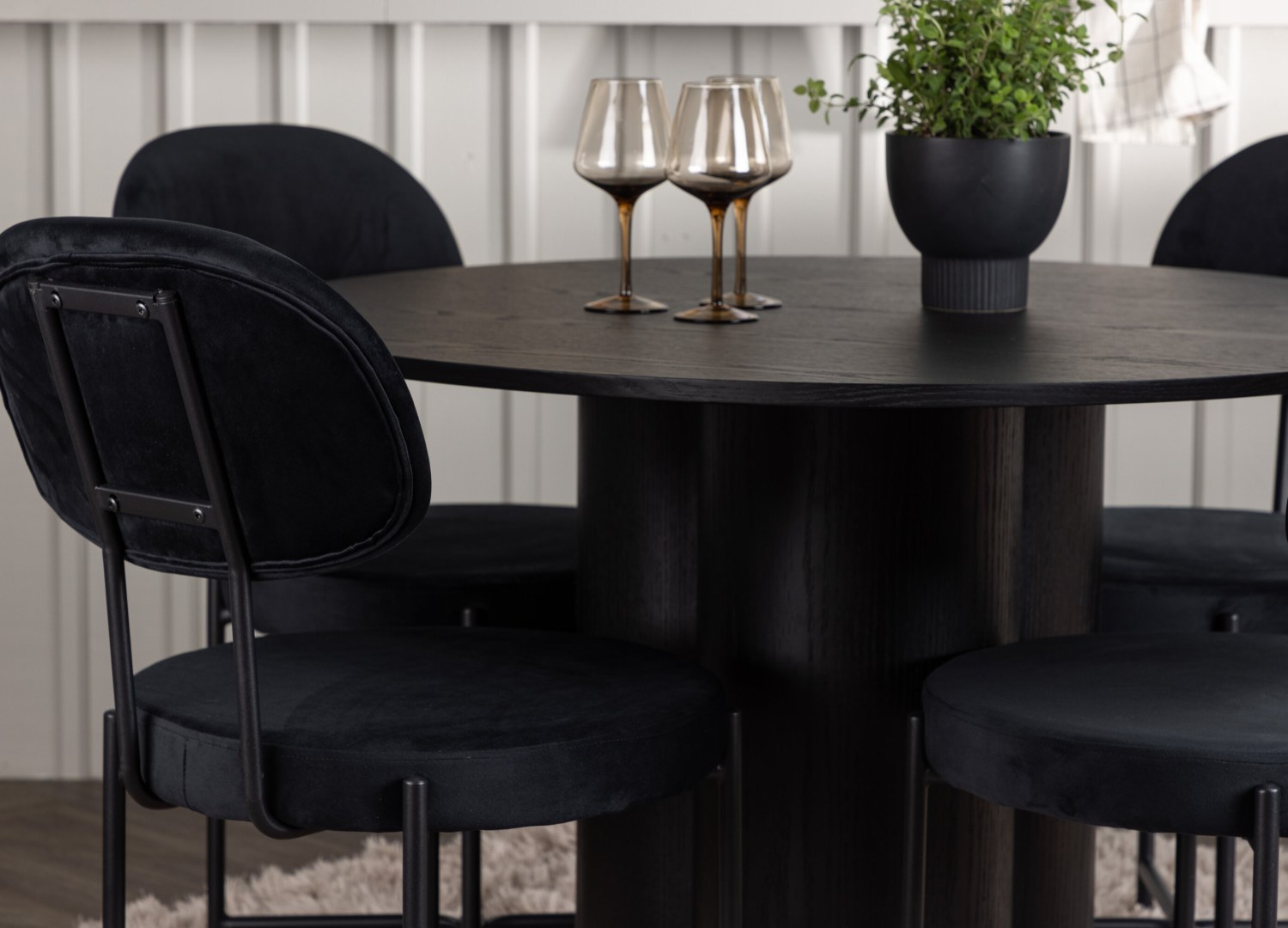Table ronde Olivia et 4 chaises Stella présentées dans un intérieur contemporain