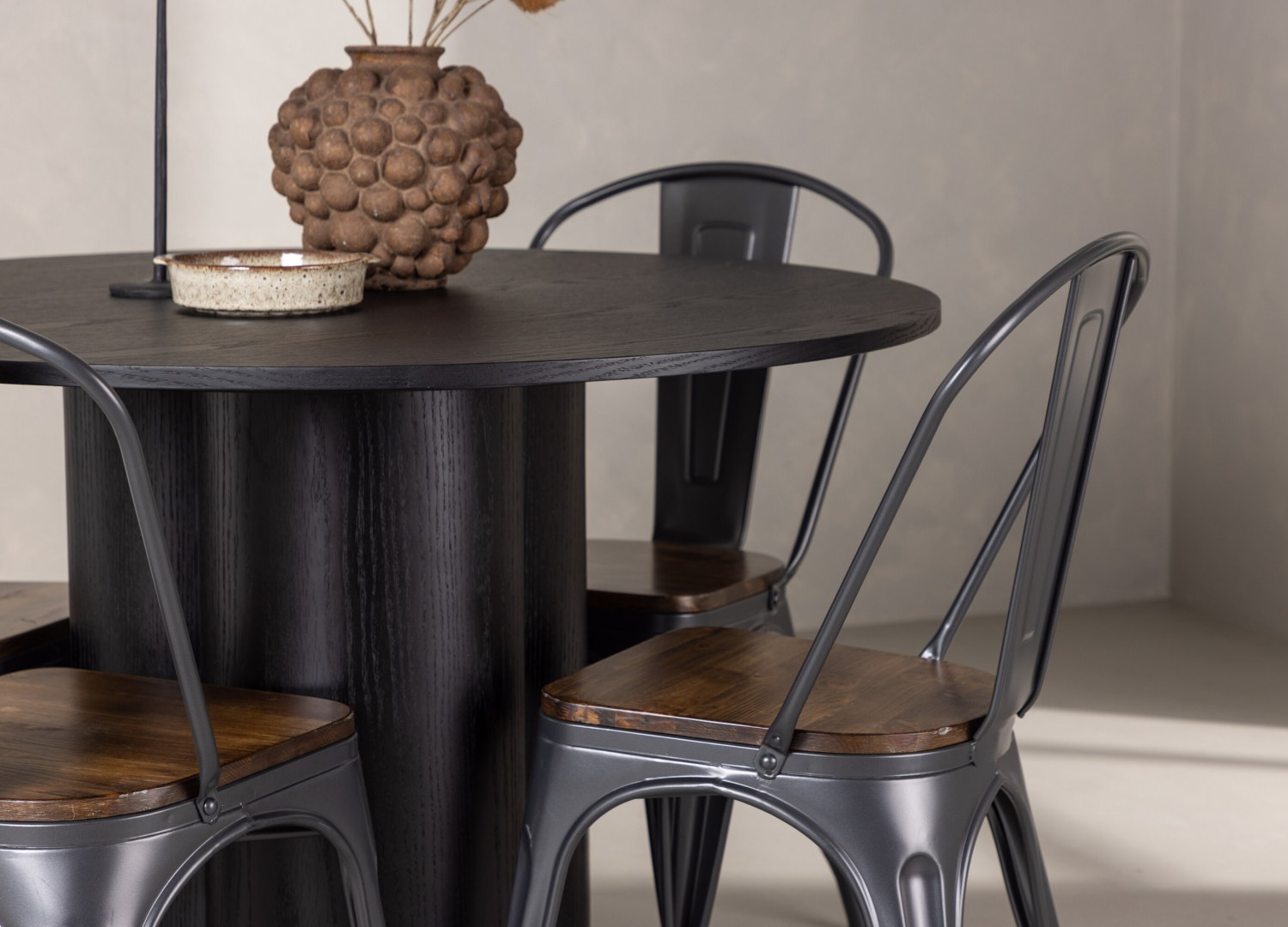 Table ronde Olivia et 4 chaises Tempe présentées dans un intérieur contemporain
