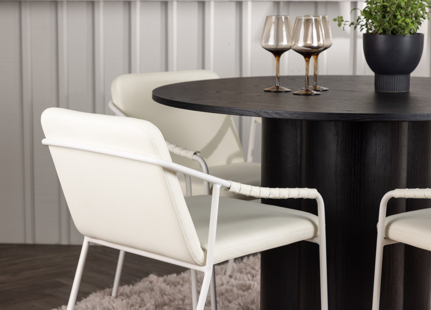 Table ronde Olivia et 4 chaises Tvist présentées dans un intérieur contemporain