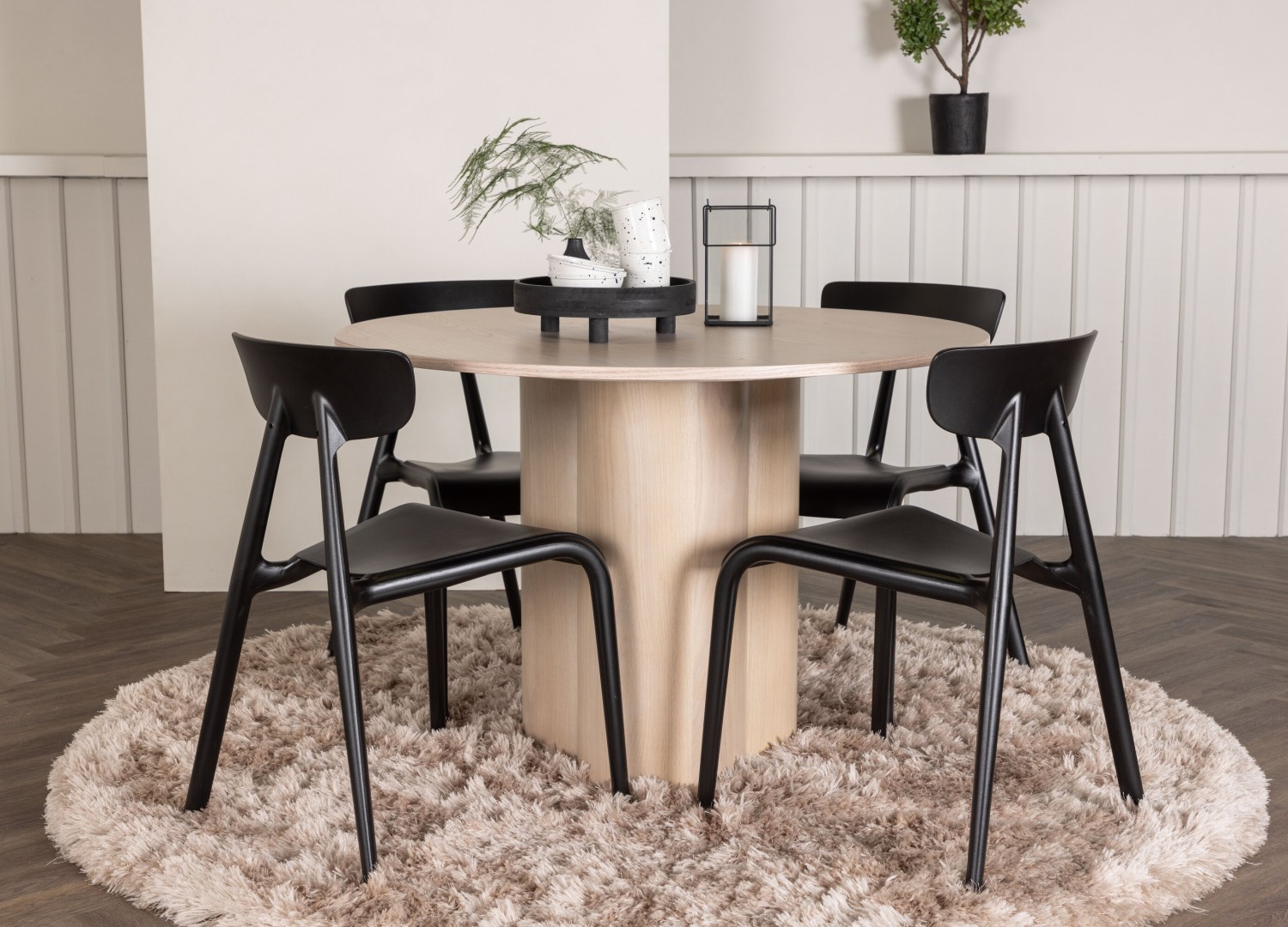 Ensemble table à manger ronde Olivia avec 4 chaises Ursholmen dans une salle à manger