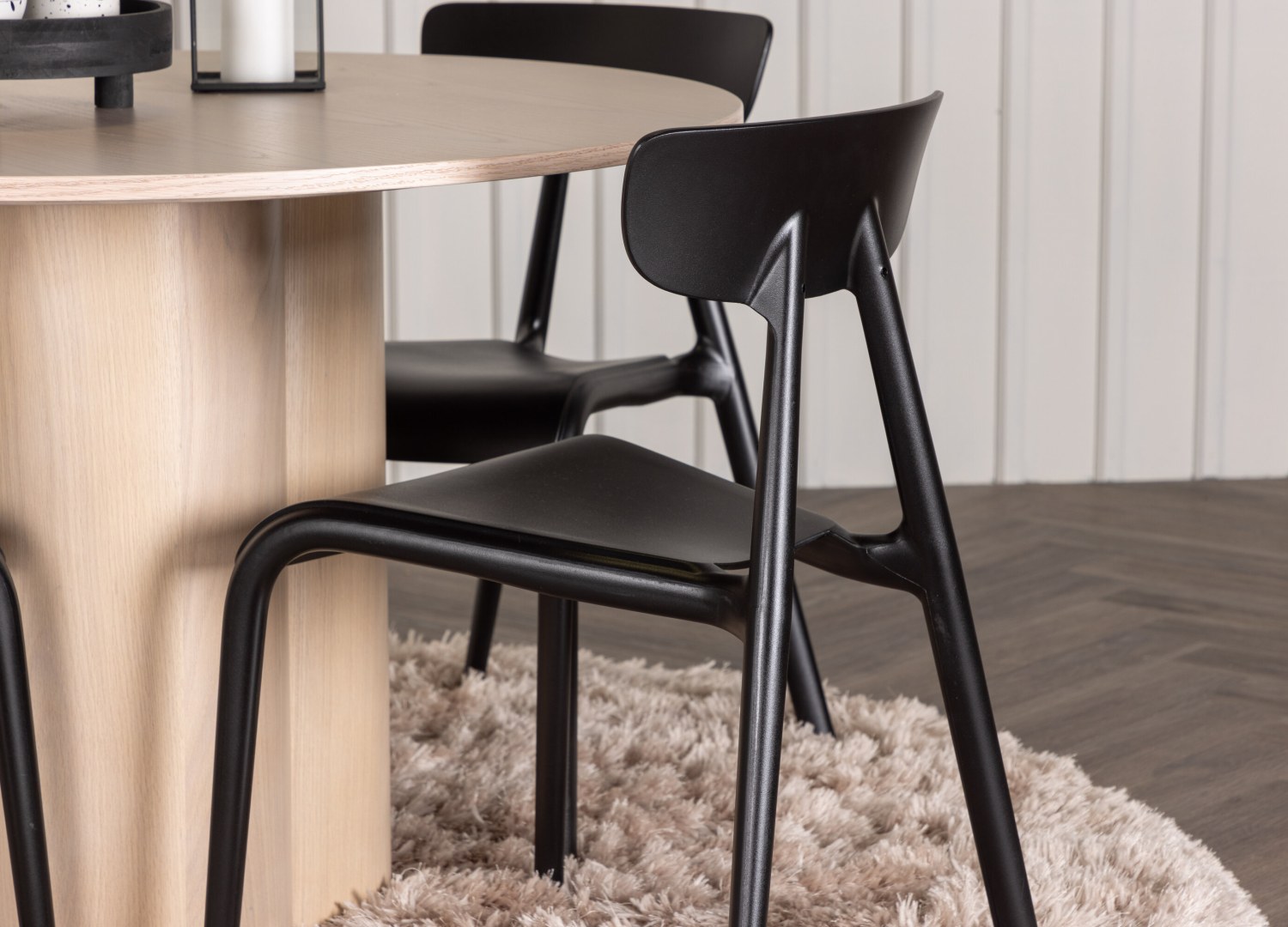 Table ronde Olivia et 4 chaises Ursholmen présentées dans un intérieur contemporain