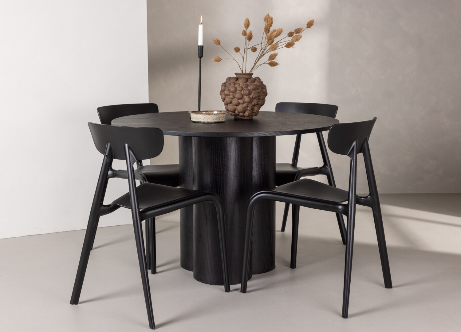 Ensemble table à manger ronde Olivia avec 4 chaises Ursholmen dans une salle à manger