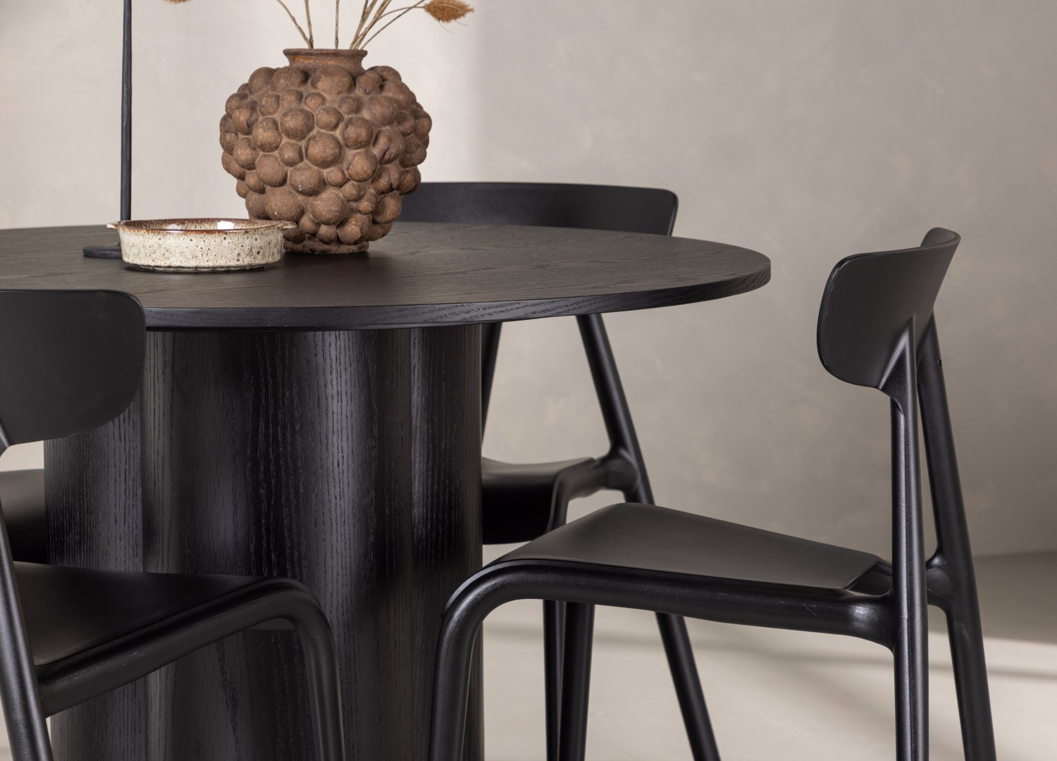 Table ronde Olivia et 4 chaises Ursholmen présentées dans un intérieur contemporain