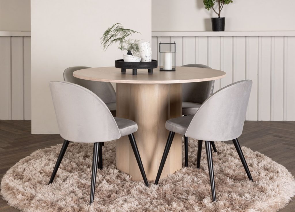 Ensemble table à manger ronde Olivia avec 4 chaises Velvet dans une salle à manger
