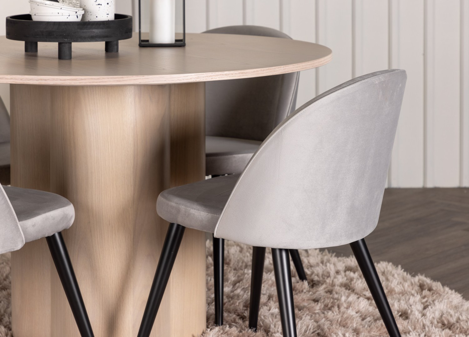 Table ronde Olivia et 4 chaises Velvet présentées dans un intérieur contemporain